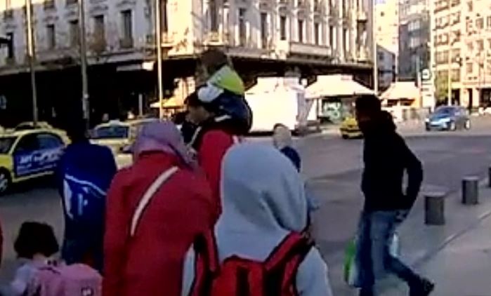 Κατά κύματα φθάνουν οι μετανάστες στον Πειραιά από τα νησιά του Αιγαίου