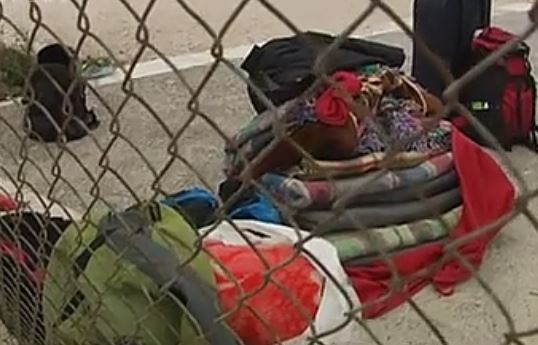 Στο γήπεδο του χόκεϊ στο Ελληνικό μεταφέρονται μετανάστες και πρόσφυγες