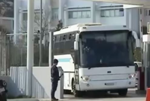 Συνεχίζεται η εκκένωση του κέντρου κράτησης της Αμυγδαλέζας