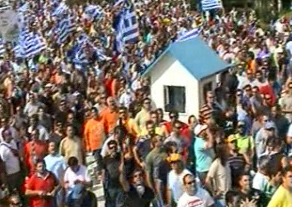 Καθιστική διαμαρτυρία των ιδιοκτητών φορτηγών έξω από τη Βουλή