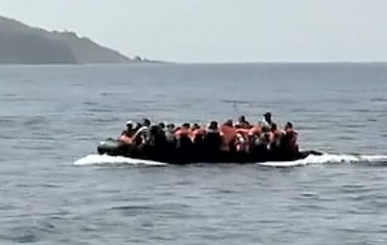 Απόβαση προσφύγων μπροστά στην κάμερα