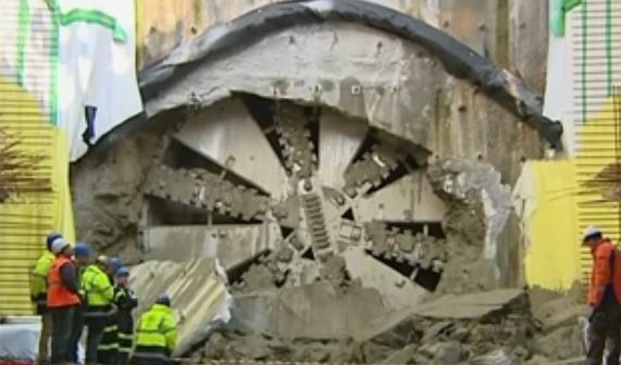 Ο μετροπόντικας έφτασε στην πλατεία Κορυδαλλού