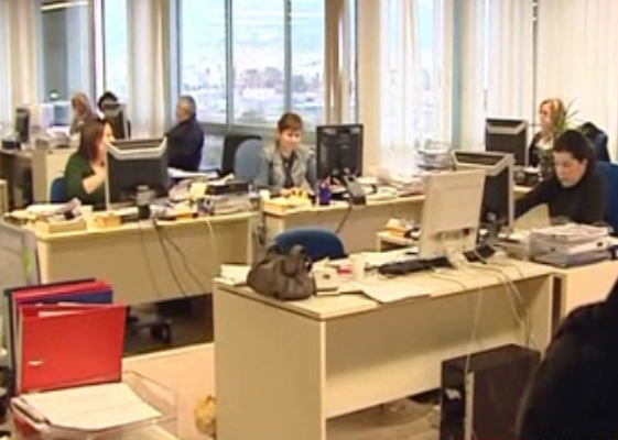 Στο «μικροσκόπιο» μισθοί, επιδόματα και υπερωρίες