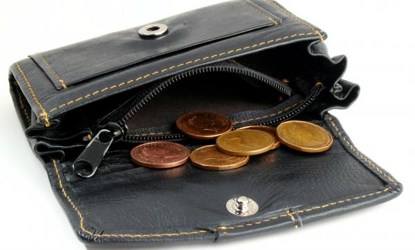 Αφόρητη πίεση της τρόικας για περικοπές στους μισθούς