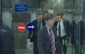 Η τρόικα ζητά με σκληρό τρόπο «μαχαίρι» στους μισθούς