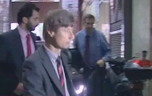 Επιμένει στη μείωση 15% στους μισθούς η τρόικα