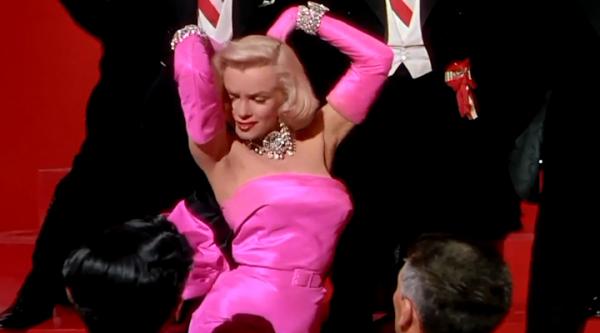 Η Μονρόε τραγουδά «Diamonds are a girl’s best friend»