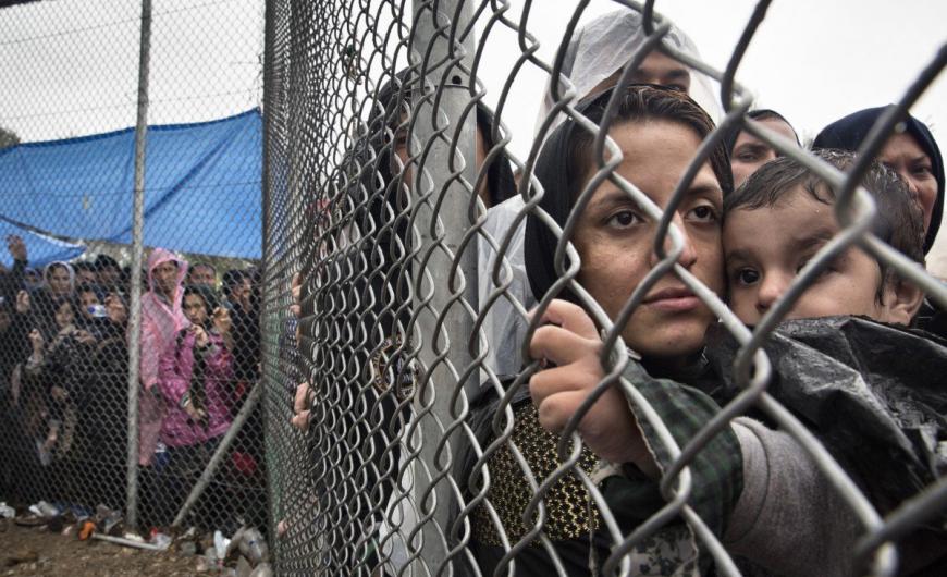 Spiegel: Οι Έλληνες στέλνουν με τα εσώρουχα πρόσφυγες πίσω στην Τουρκία