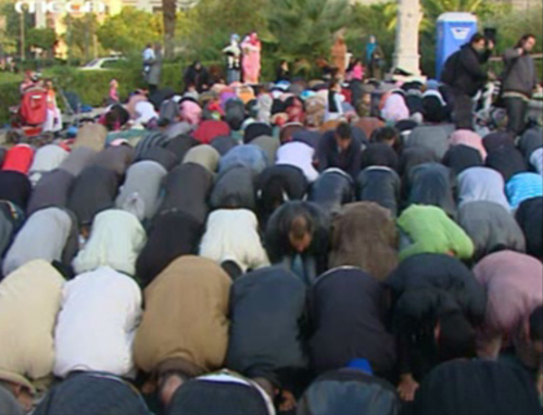 Δημόσια προσευχή μουσουλμάνων στα Προπύλαια και σε άλλα σημεία της Αττικής