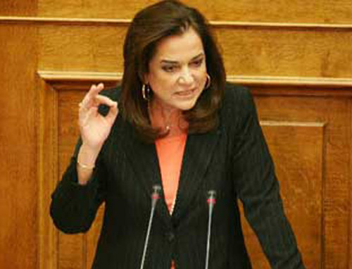 Υπογράφει, αλλά διαφωνεί