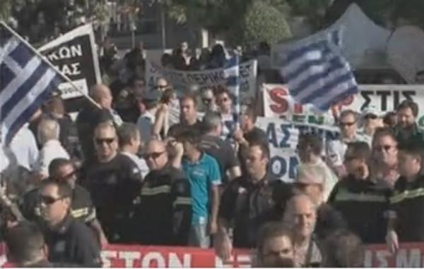 Μπαράζ προσφυγών κατά των περικοπών στο πρότυπο των ενστόλων