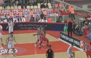 Ο Ολυμπιακός διέλυσε την Εφές (75-53) και πάει για πρωτιά