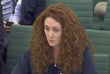 Το «αριστερό κροσέ» της κ. Μέρντοκ και η απολογία της Ρ.Μπρουκς