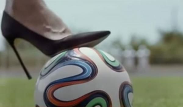 Η Αντριάνα Λίμα διαφημίζει το Μουντιάλ