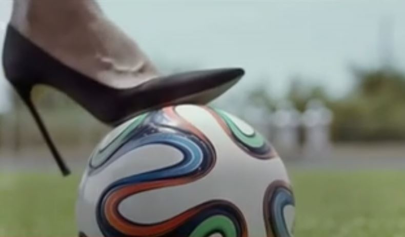 Η Αντριάνα Λίμα διαφημίζει το Μουντιάλ