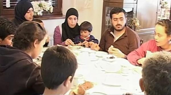 Ζευγάρι συνταξιούχων φιλοξενεί 15μελή οικογένεια από τη Συρία