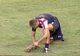 Χούλιγκαν διέλυσαν το γήπεδο του Πανιωνίου για να μην παίξει η ΑΕΚ