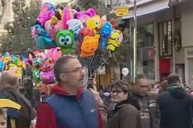 Πολύ κόσμος στο κέντρο της Αθήνας αλλά μόνο για αναγκαίες αγορές