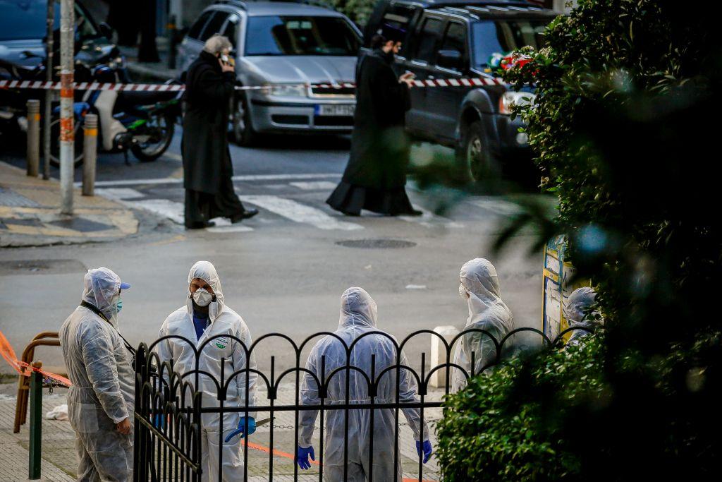 Εξερράγη μηχανισμός έξω από εκκλησία στο Κολωνάκι – Τραυματίστηκε αστυνομικός και νεωκόρος