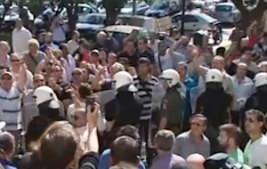 Στον εισαγγελέα οι 12 συλληφθέντες για τα επεισόδια στο Αμυνας