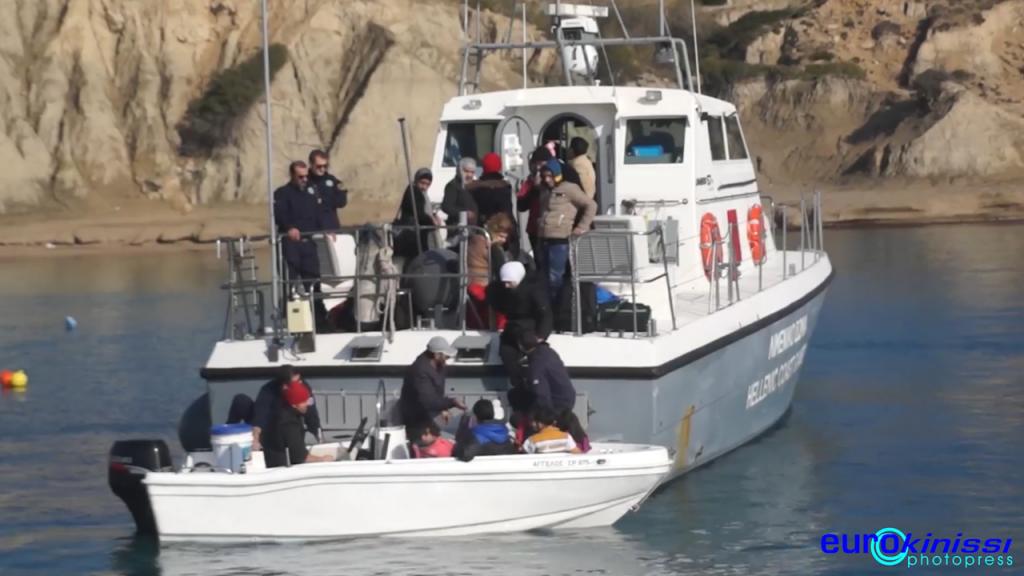 Διάσωση προσφύγων από δύσβατη βραχώδη περιοχή στη Ρόδο