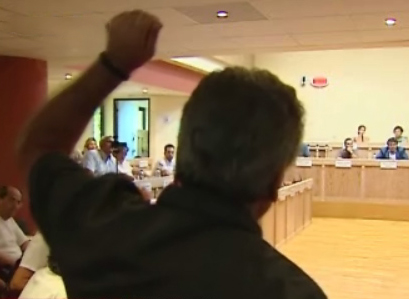 Στα άκρα η κόντρα για το παράνομο νεκροταφείο Γλυφάδας