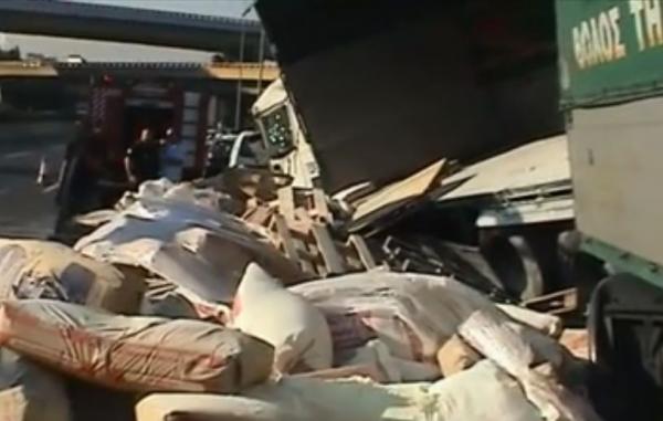 Καραμπόλα νταλίκας με 11 ΙΧ αυτοκίνητα στην κάθοδο του Κηφισού