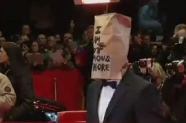 Με χαρτοσακούλα στο κεφάλι εμφανίστηκε ο ΛαΜπεφ στη Μπερλινάλε