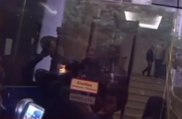 Οι μαθητές υποδέχτηκαν τον Γ.Βαρουφάκη στο υπουργείο Οικονομικών