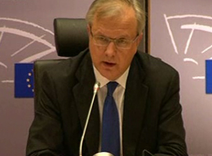 «Αβάσιμες» οι ανησυχίες για αναδιάρθρωση του ελληνικού χρέους, λέει ο Όλι Ρεν