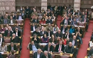 Αποσπάσματα από τις ομιλίες των πολιτικών αρχηγών στη Βουλή