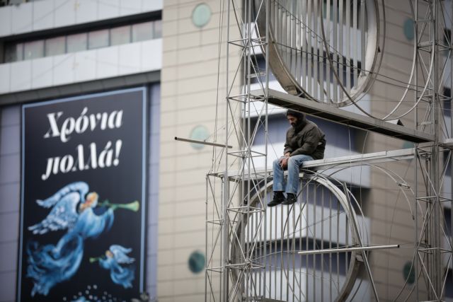 Ομόνοια: Άνδρας ανέβηκε στο γλυπτό της πλατείας  [εικόνες]