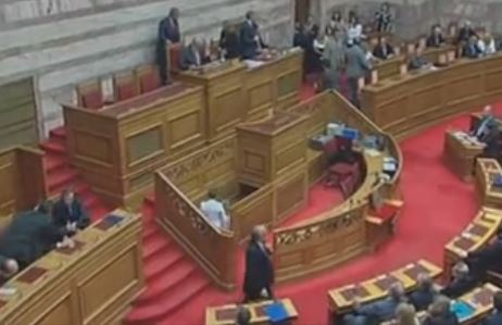 Στην είσοδο της Βουλής θα πρέπει να αφήνουν τα όπλα τους οι βουλευτές