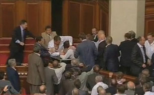 Σκηνές βίας μεταξύ βουλευτών στο Κοινοβούλιο της Ουκρανίας