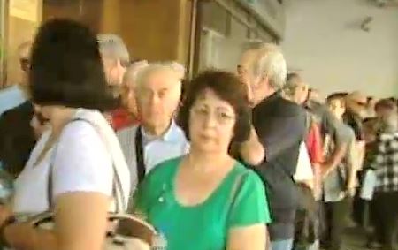 Έξω από τις τράπεζες οι συνταξιούχοι