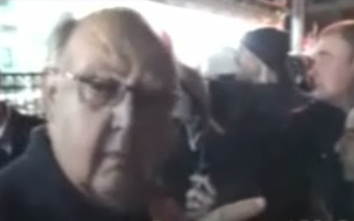 Στα άκρα η κόντρα Πάγκαλου-ΣΥΡΙΖΑ μετά την επίθεση με γιαούρτια