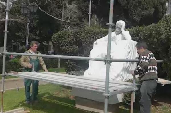 Αρχισε ο καθαρισμός των αγαλμάτων στο Πνευματικό Κέντρο Δήμου Αθηναίων