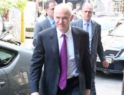 Στο υποκατάστημα του ΟΑΕΔ στο Περιστέρι ο πρωθυπουργός