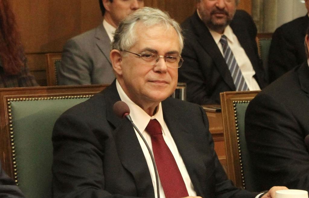 Λ. Παπαδήμος: «Δοκιμάζονται οι αντοχές της κυβέρνησης»