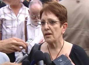 Α.Παπαρήγα: Ο ελληνικός λαός δεν σκύβει το κεφάλι