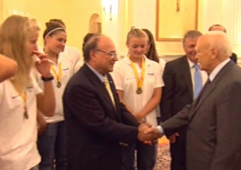 Ο πρόεδρος της Δημοκρατίας τιμάει τα «χρυσά» κορίτσια της Εθνικής πόλο νεανίδων