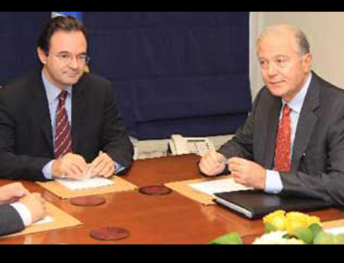 Συνάντηση Παπακωνσταντίνου-Προβόπουλου με το βλέμμα στην έκρηξη του spread