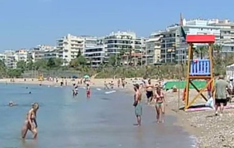 Οι υψηλές θερμοκρασίες έστειλαν τους Αθηναίους στις παραλίες