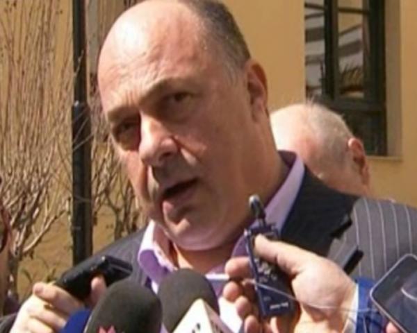 Μηνύσεις σε Πατέρα, Κούγια από τον Αχ. Μπέο