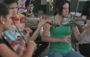 Μουσικά όργανα από σκουπίδια δημιουργούν τα παιδιά στην Παραγουάη