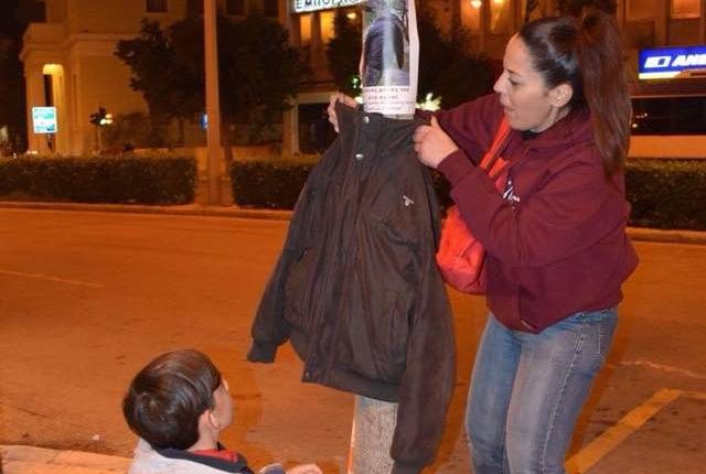 Έντυσαν και στα Χανιά τα δέντρα με… μπουφάν