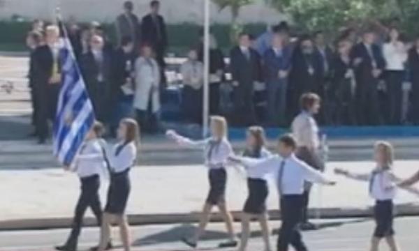 Μαθητική παρέλαση στο Σύνταγμα με τους θεατές στην Πανεπιστημίου