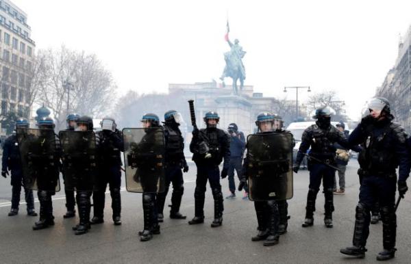 «Κίτρινα γιλέκα»: Ένταση και συλλήψεις στο Παρίσι