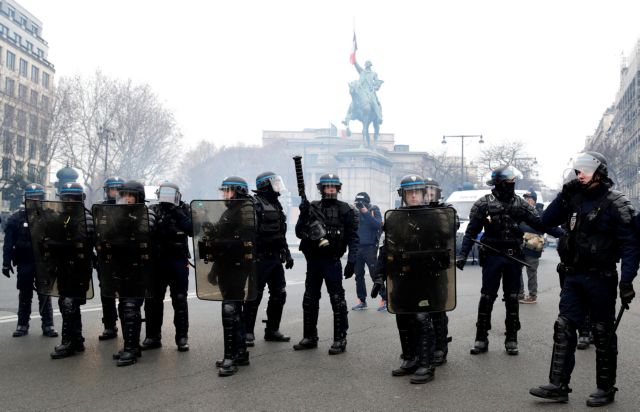 «Κίτρινα γιλέκα»: Ένταση και συλλήψεις στο Παρίσι