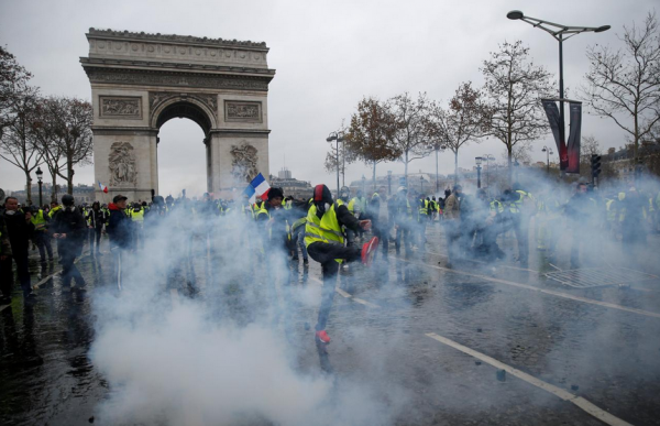 Παρίσι: Μακρόν vs «κίτρινων γιλέκων», με επίκεντρο την Αψίδα του Θριάμβου